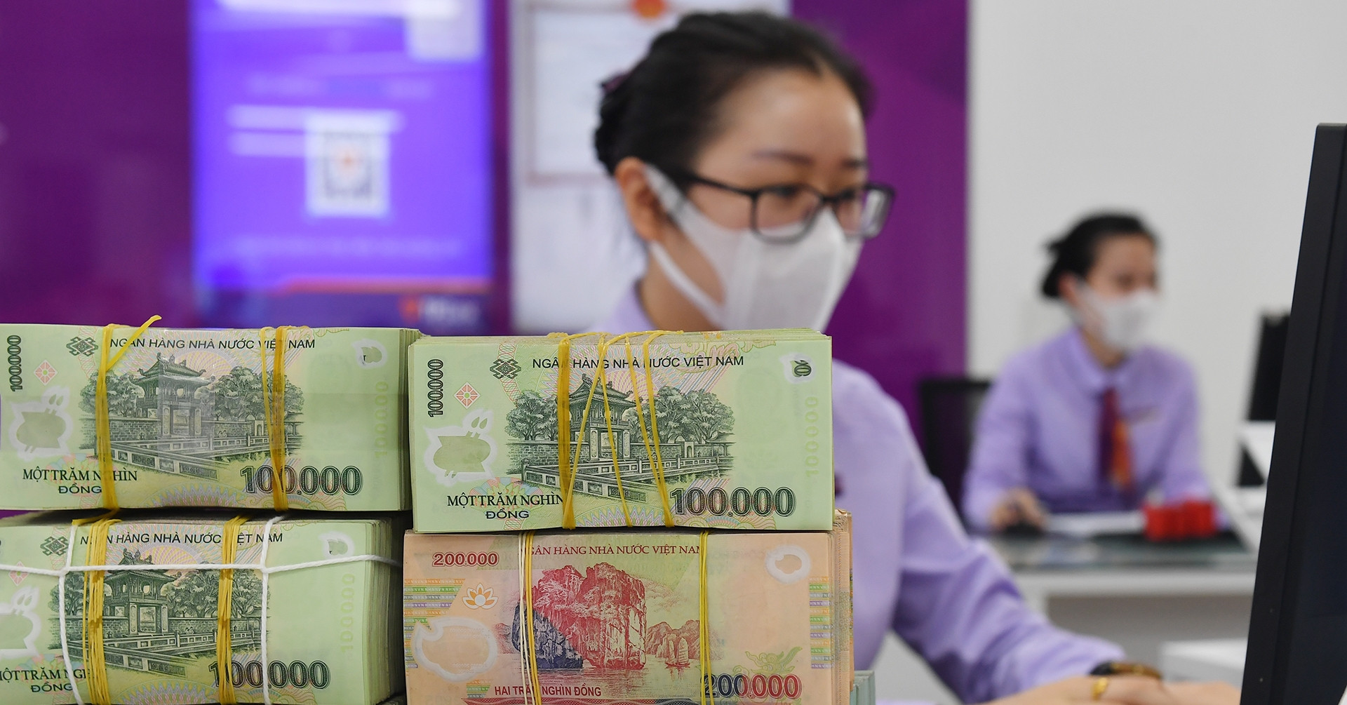 Giá USD tại các ngân hàng giảm sâu, "thủng" mốc 25.000 đồng/USD