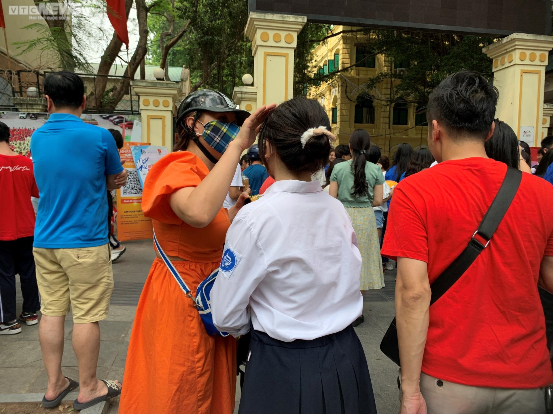 Los candidatos se cubrieron el rostro y lloraron en momentos emotivos en el examen de décimo grado en Hanoi - 7