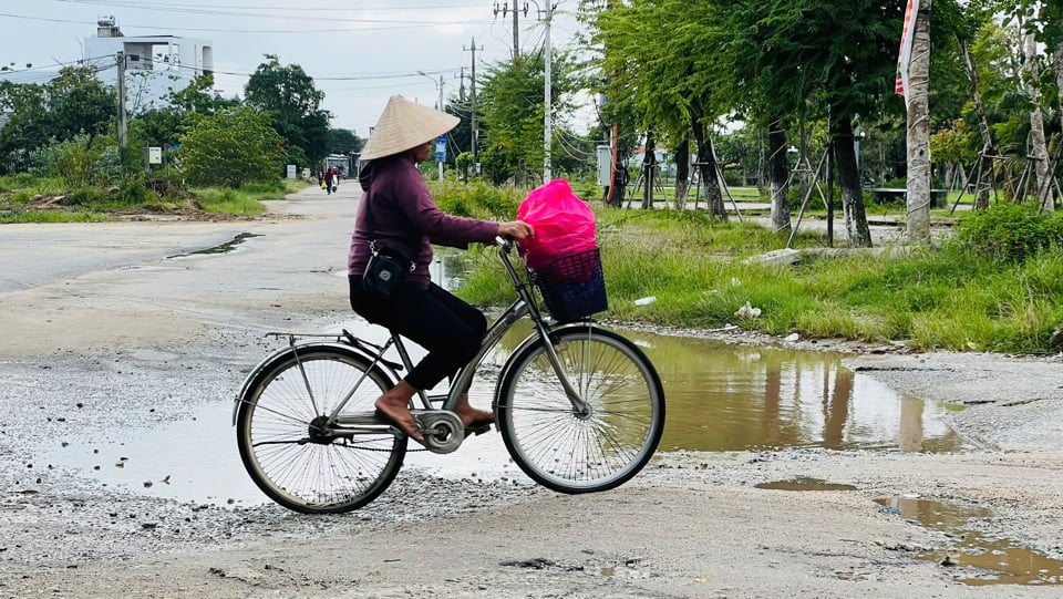 Regarding the contractor, the People's Committee of Ha Lam town has worked many times to request speeding up the project implementation progress. When contacted by phone, the contractor's representative, CS 579 Joint Stock Company, said that they were still waiting for the site from the investor.