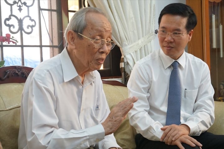 Mr. Vo Van Thuong visited Professor Tran Hong Quan in November 2019.