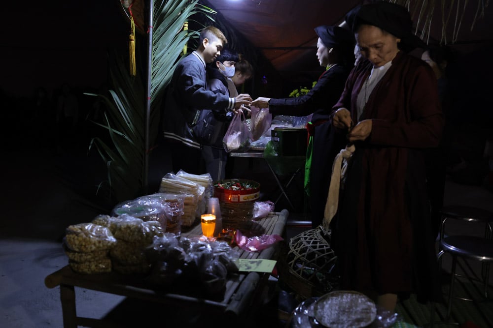 En venant au marché, au lieu de l'agitation des acheteurs et des vendeurs, les gens voient cet endroit comme un espace religieux et les acheteurs et les vendeurs sont des croyants fervents.