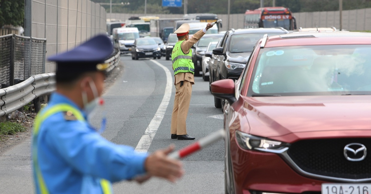 Mùng 4 Tết, CSGT lập 'hàng rào sống' đón người dân trở lại thành phố