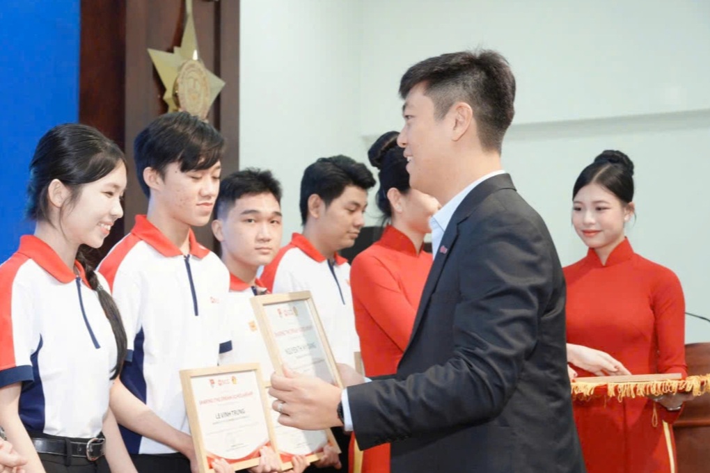 Nam sinh đạt điểm học tập 9.19/10, đưa rác đến đấu trường ASEAN - 3