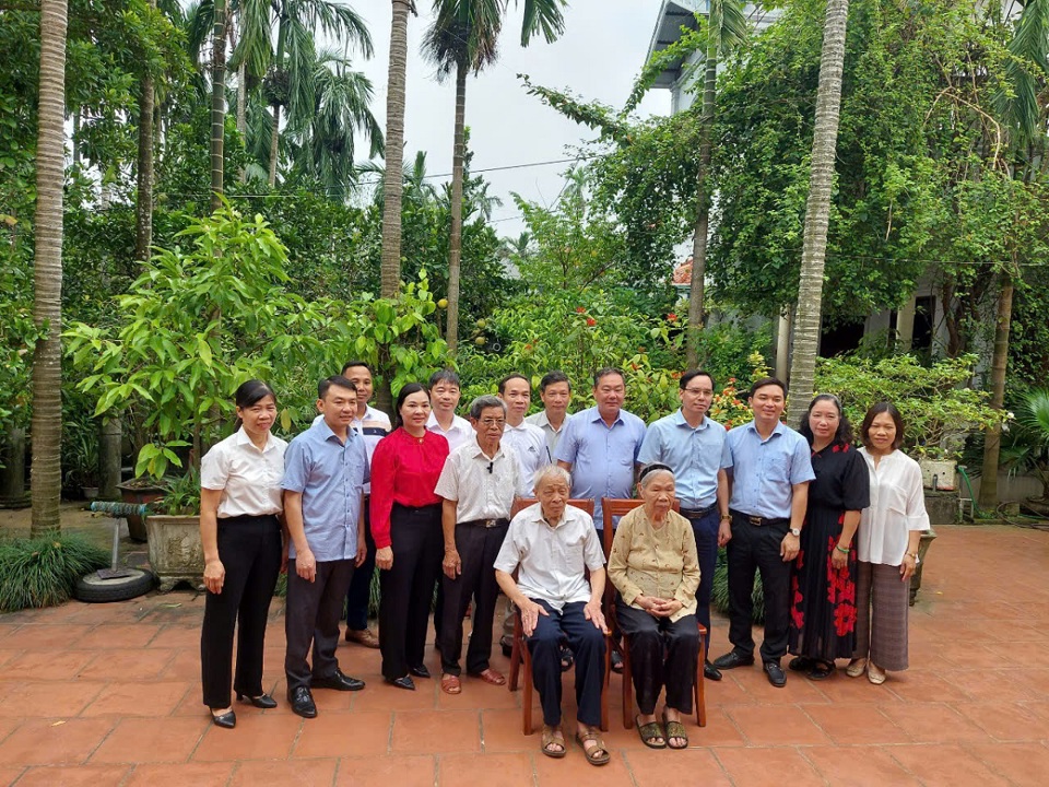 El vicepresidente permanente del Comité Popular de la Ciudad, Le Hong Son, se tomó una foto de recuerdo con la familia del veterano Nguyen Dinh Phu (aldea Bai Truong, comuna de Hoang Dieu, distrito de Chuong My).