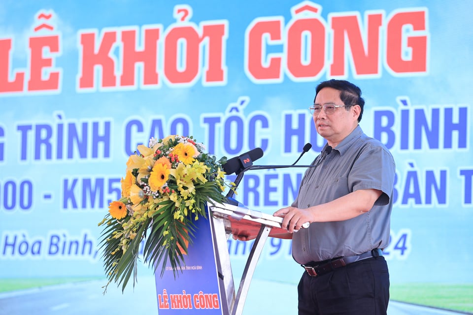 Premierminister Pham Minh Chinh wertete dies als ein wichtiges Ereignis, einen Meilenstein in der Infrastrukturentwicklung der Nordwestregion und der Reife der Provinz Hoa Binh - die als Projektinvestor fungieren soll - Foto: VGP /Nhat Bac