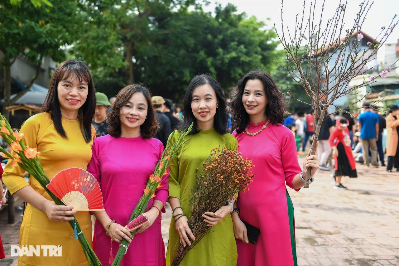 Duong Lam ancient village turns into a Tet film set, attracting tourists to check-in in Ao Dai - 5