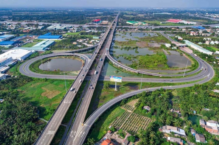 Eine Reihe von Verkehrsprojekten im Wert von Billionen Dong haben gerade mit dem Bau von Nord nach Süd begonnen - 3