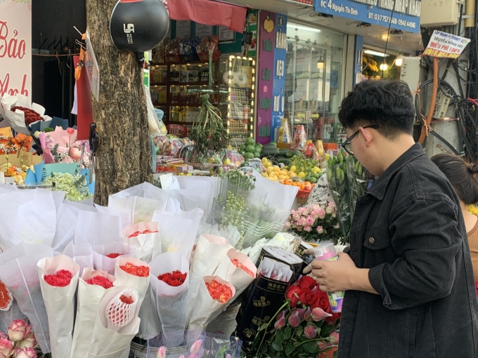 많은 사람들이 3월 8일 국제 여성의 날에 점점 무관심해지고 있다. 많은 활동이 단지 형식적인 행사일 뿐이고 본래 가치를 잃어버리기 때문이다. 일러스트: T.N