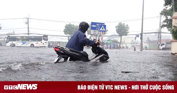 Da Nang lässt Studenten am 13. November wegen starker Regenfälle und Überschwemmungen zu Hause bleiben