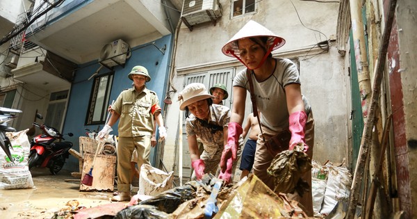 レッド川沿いに住む人々は、水が引くにつれて家を片付けます。