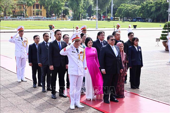 ประธานสภาผู้แทนราษฎรมาเลเซียเยี่ยมชมสุสานโฮจิมินห์และวิหารวรรณกรรม