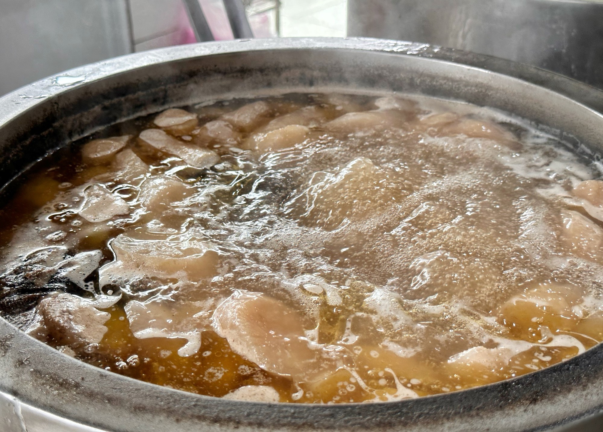 Quán phở TP.HCM mở bán lúc 3 giờ sáng: Vì sao là… 'phở sinh đôi'? - Ảnh 4.