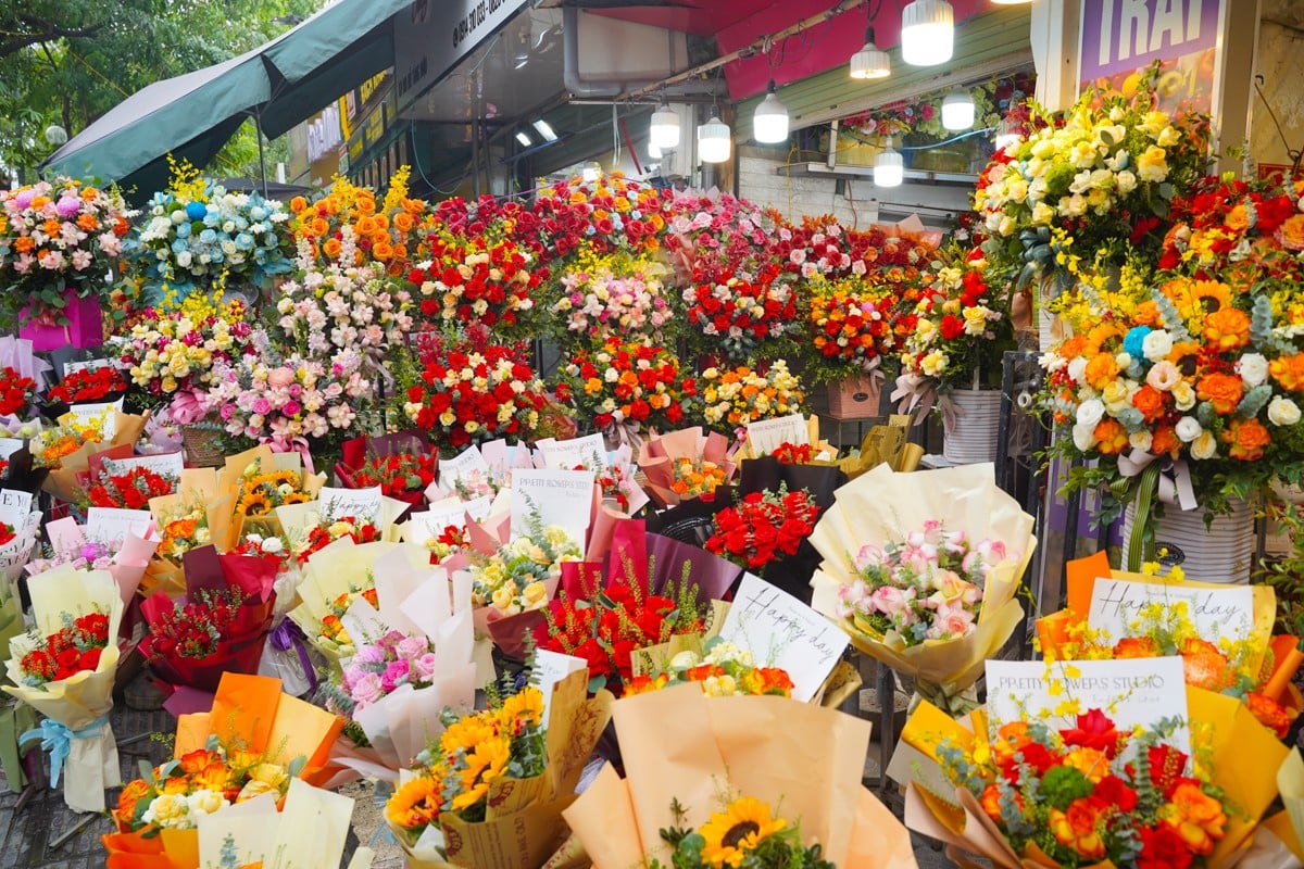 Diversified flower and gift market for Vietnamese Teachers' Day November 20, photo 2