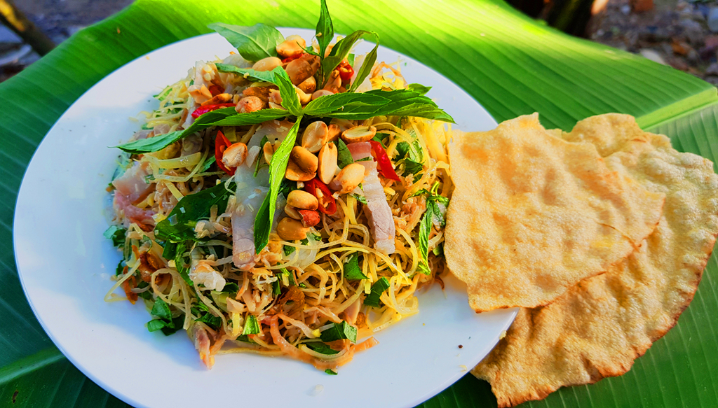 Hương vị quê hương: Gỏi bắp chuối ở cuối đường thành - Ảnh 1.