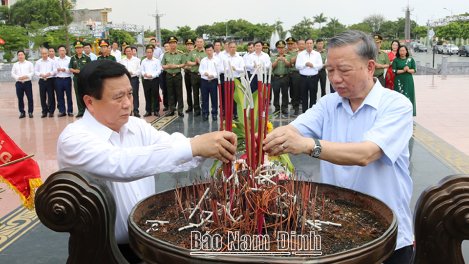 Politburo members: General To Lam, Minister of Public Security; Nguyen Xuan Thang, Chairman of the Central Theoretical Council, Director of the Ho Chi Minh National Academy of Politics offered incense at the statue of General Secretary Truong Chinh.