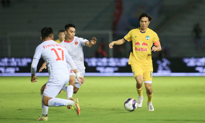 HAGL (áo vàng) và Hải Phòng (áo trắng) cạnh tranh một suất trong top tám V-League 2023. Ảnh: VPF