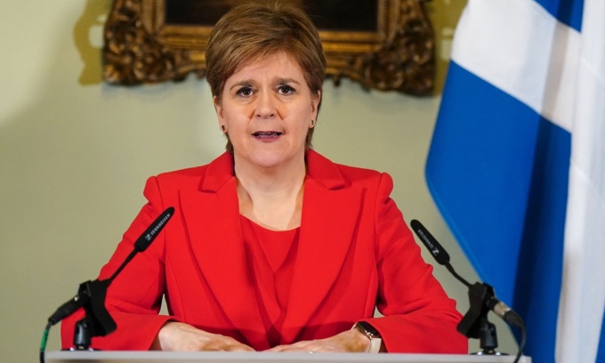 Nicola Sturgeon spricht am 15. Februar auf einer Pressekonferenz in Edinburgh, Schottland. Foto: AFP