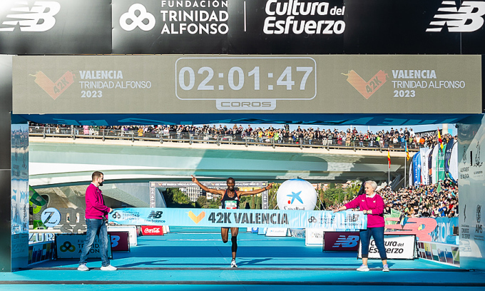 レマは12月3日にバレンシアマラソン2023で優勝した。写真：X / Maraton Valencia