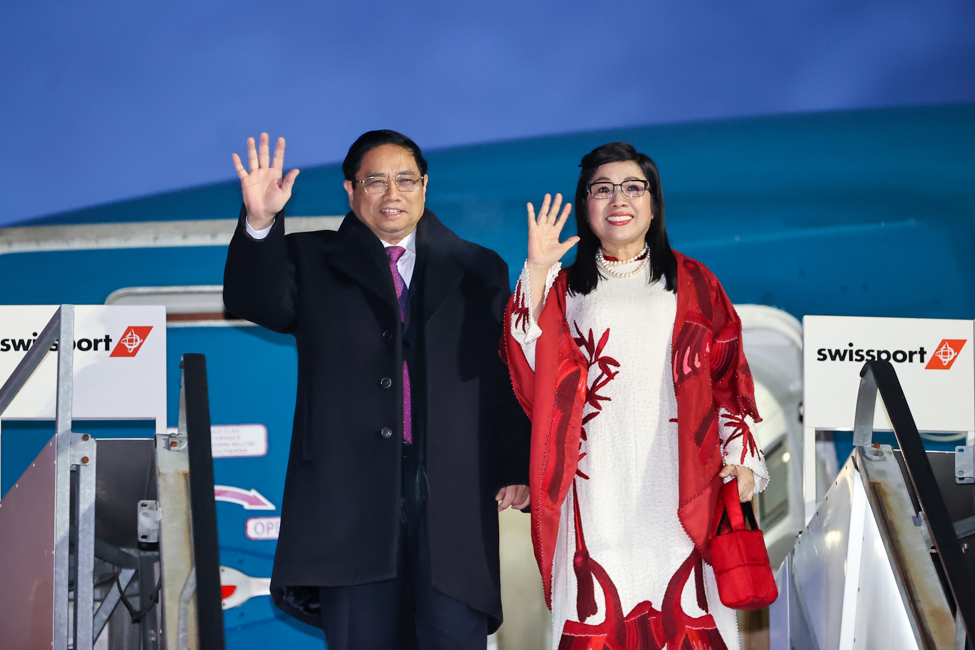 El primer ministro Pham Minh Chinh llegó a Suiza para comenzar sus funciones oficiales en el Foro Económico Mundial 2024 en Davos, foto 1.