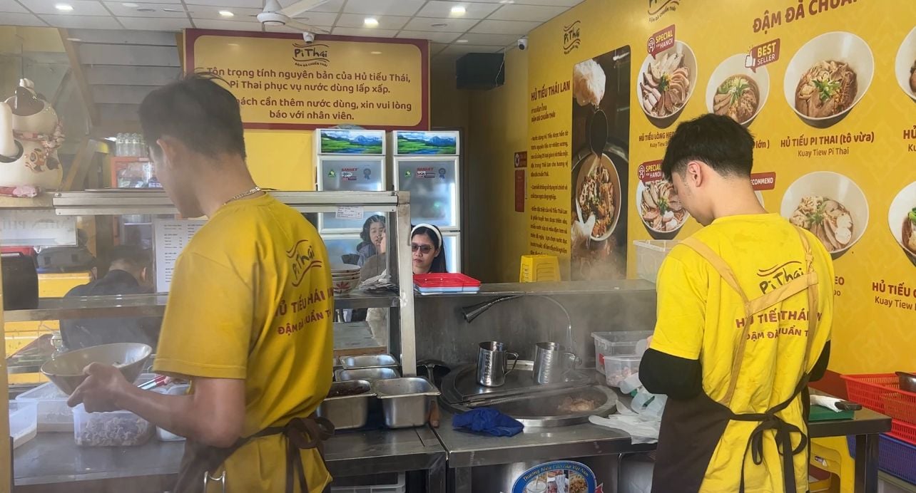 La tienda de fideos tailandeses también abrió sus puertas y atendió a clientes el tercer día del Tet.