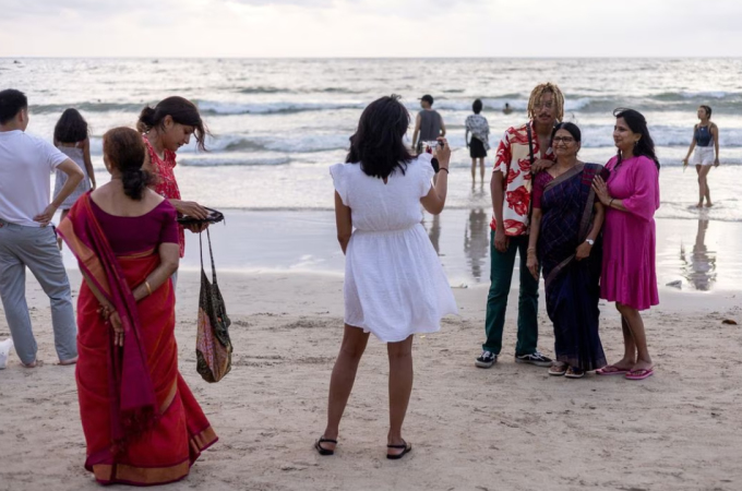 Turistas indios toman fotografías en la playa de Patong, Phuket, Tailandia, el 14 de julio. Foto: Reuters