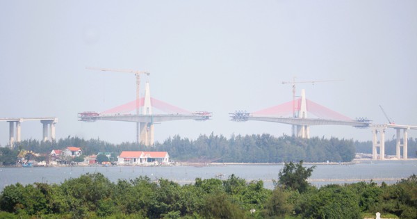 Closing time for 2.3km long bridge across the seaport in Hue City