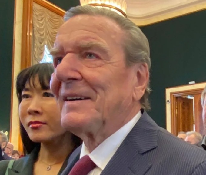 Feier in schlechter Gesellschaft: Gerhard Schröder und seine Frau So-yeon Schröder-Kim (55) am Dienstagabend in der russischen Botschaft