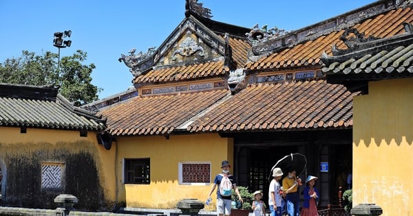 Which palace of the Nguyen Dynasty in the capital Hue has the most massive architectural scale, and for whom did the king build it?