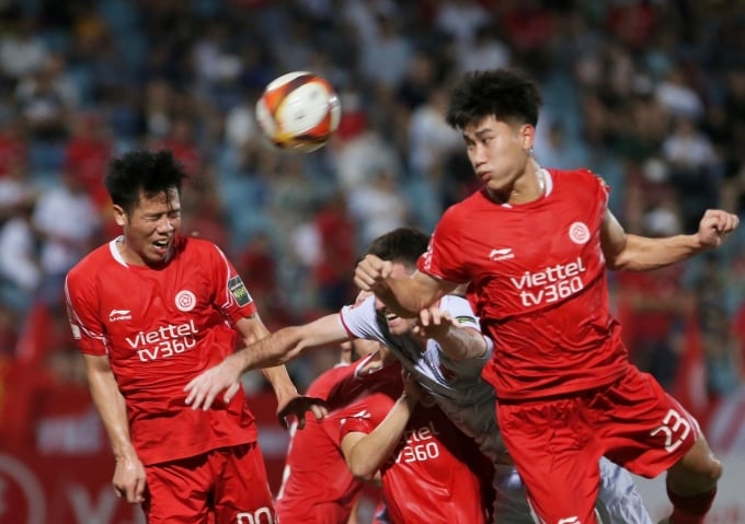 Viettel (красная футболка) победил Hai Phong со счетом 2-0 в первом раунде второго этапа V-League 2023. Фото: Hieu Luong