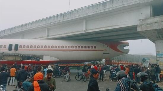 Unter Brücke feststeckendes Flugzeug sorgt für Chaos auf Indiens Straßen