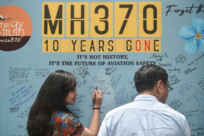 Родственники пассажиров рейса MH370 присутствуют на мемориальном мероприятии, посвященном 10-й годовщине исчезновения, в торговом центре в Субанг-Джая, на окраине Куала-Лумпура, Малайзия, 3 марта. Фото: АФП