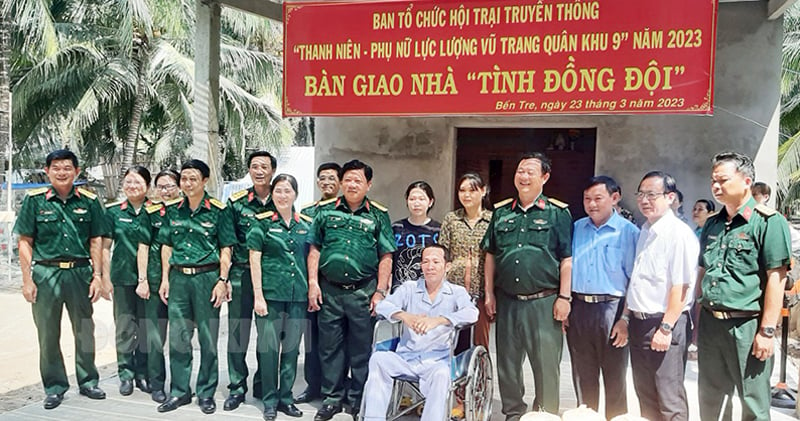 Ban tổ chức hội trại tổ chức lễ bàn giao nhà “Tình đồng đội” cho dự bị động viên có hoàn cảnh đặc biệt khó khăn về nhà ở.