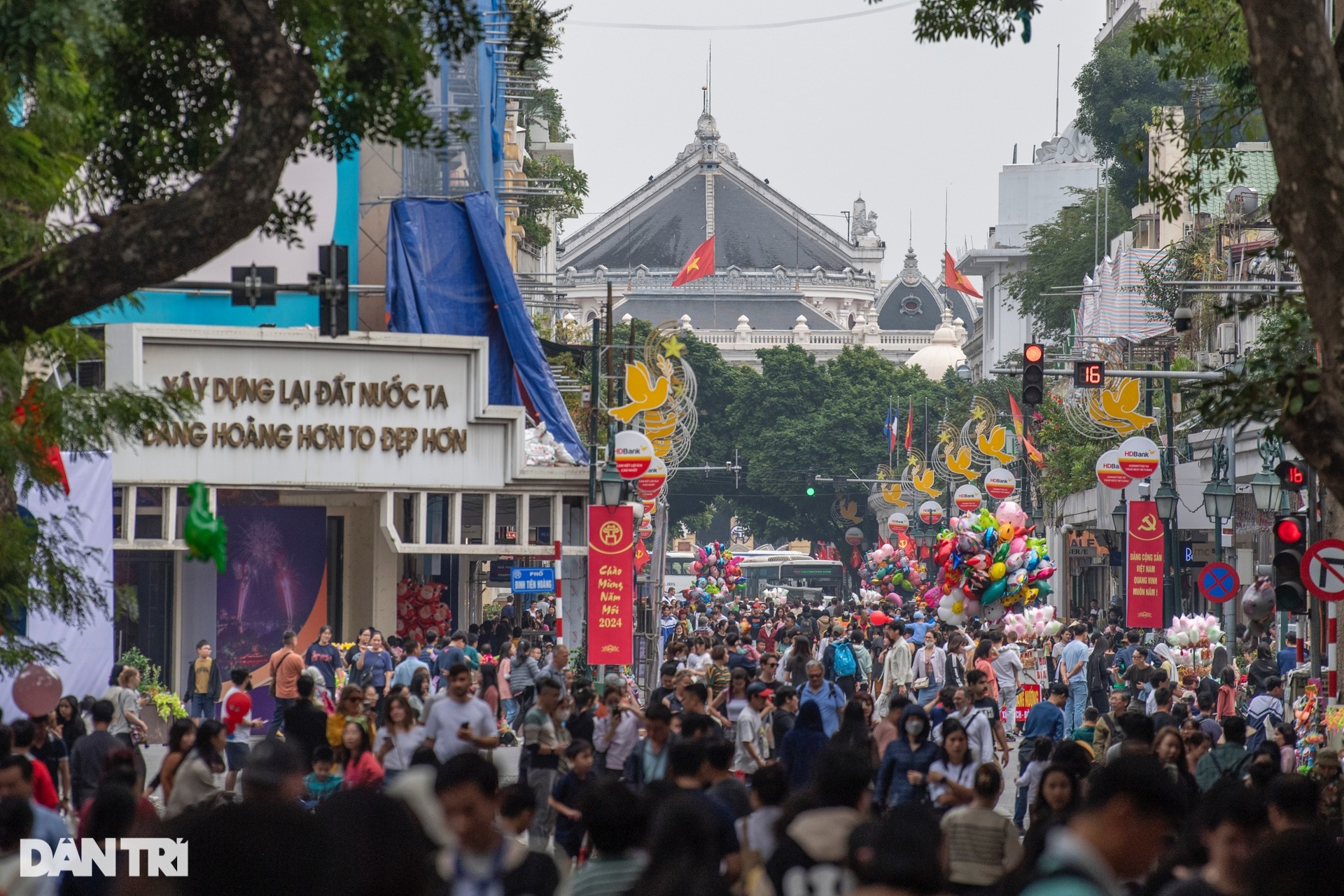 Dòng người ùn ùn đổ về các khu vui chơi, phố đi bộ Hồ Gươm chật như nêm - 2