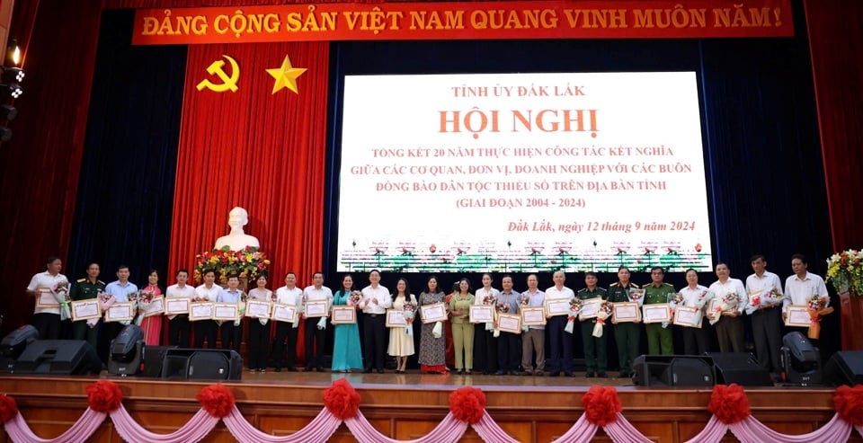 The Standing Committee of the Provincial Party Committee and the People's Committee of Dak Lak province awarded certificates of merit to units with outstanding achievements in 20 years of implementing twinning work with ethnic minority villages.