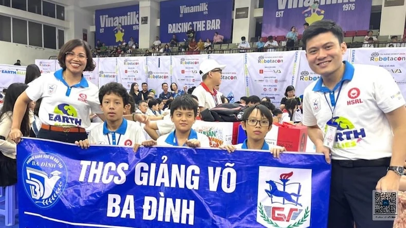 Giang Vo Secondary School students won 2 Gold Certificates at Robotacon Wro 2024 competition photo 1