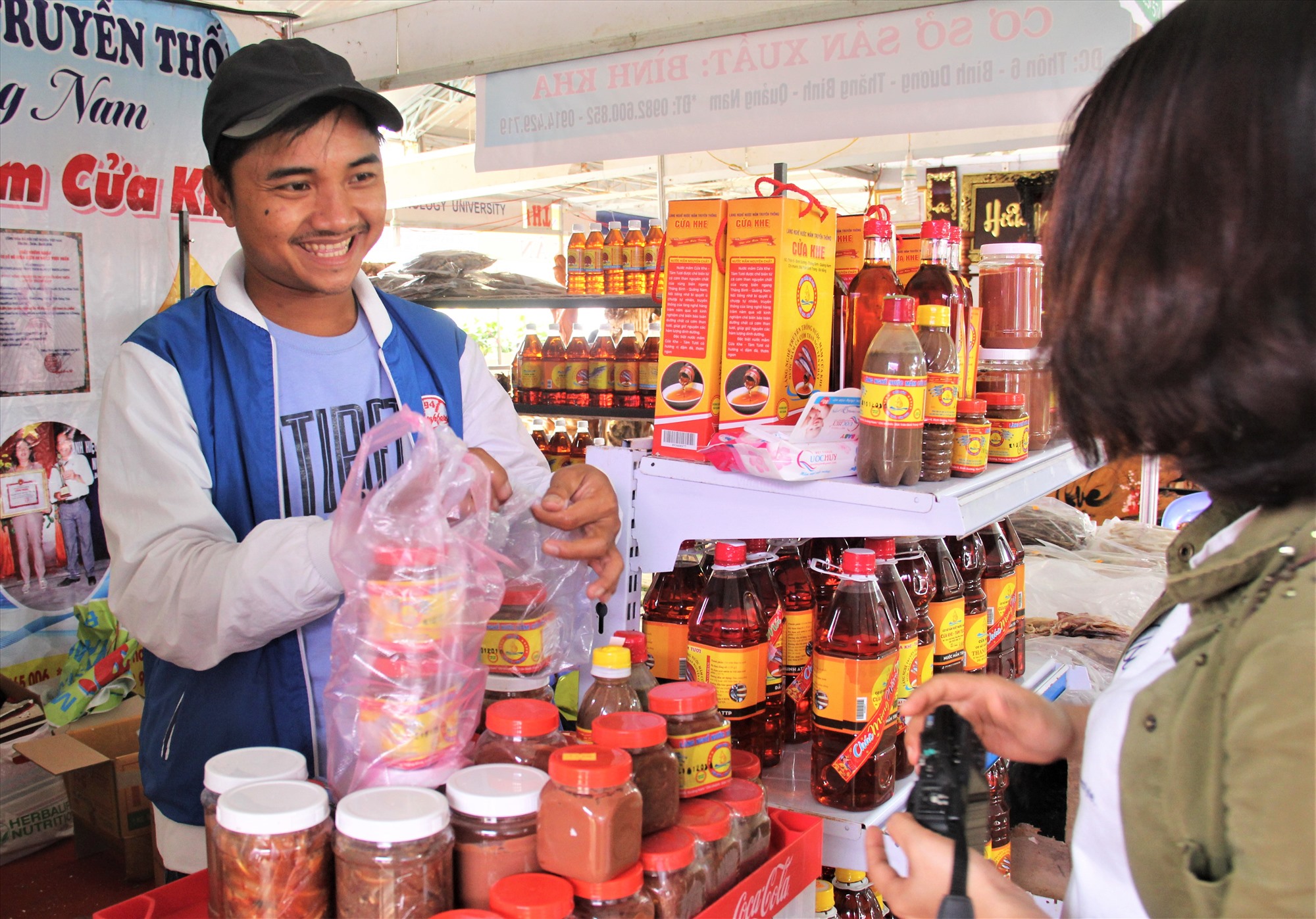 El espacio que exhibe los productos artesanales de la aldea de Quang Nam se convirtió en el punto culminante del programa 