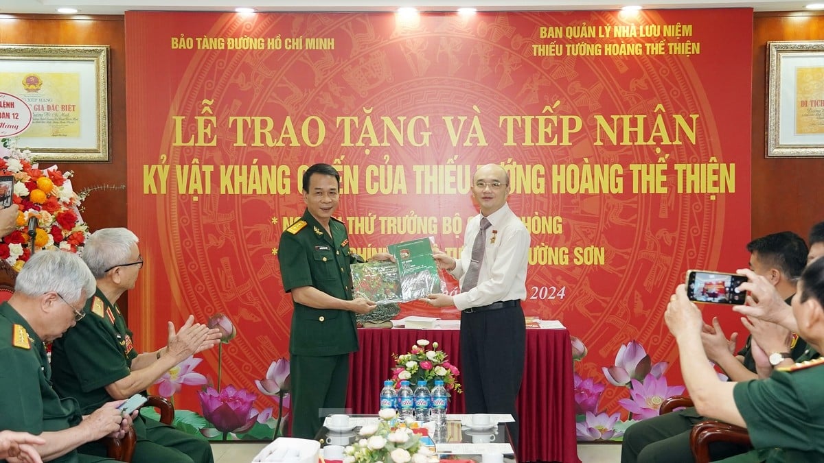 Ho Chi Minh Trail Museum receives war relics from Major General Hoang The Thien's family photo 1