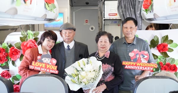 Cụ ông U90 tỏ tình với vợ ngọt ngào trên chuyến bay Vietjet ngày Valentine