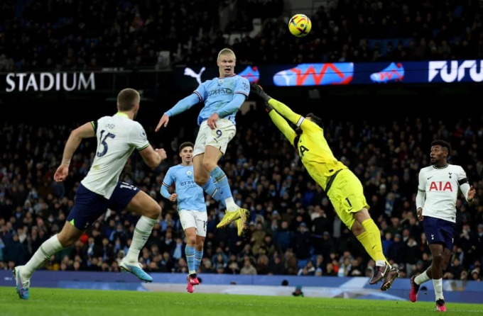 Haaland (số 9) đánh đầu trong một tình huống Man City treo bóng bổng uy hiếp khung thành Tottenham ở hiệp một trận đấu tại Ngoại hạng Anh mùa trước trên sân Etihad, ngày 20/1/2023. Ảnh: Reuters