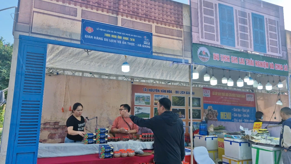 Participating in this event are 70 booths displaying and promoting unique products of provinces and cities such as: Hanoi, Thanh Hoa, Ha Tinh, Nghe An, Quang Tri, Hue... with impressive display space on Vinh City's walking street.