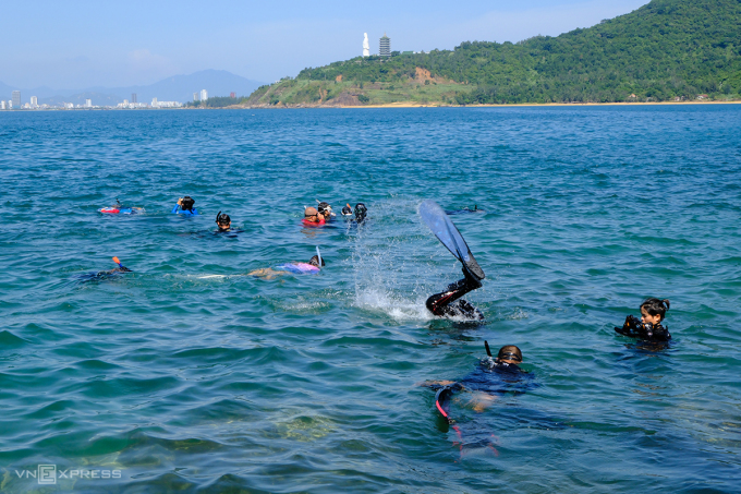 Miembros del grupo de apnea de Danang se sumergen para recoger basura en la playa de Nam, península de Son Tra. Foto: Nguyen Dong