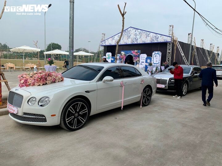 រថយន្តទំនើប Bentley តម្លៃ 10 ពាន់លានគ្រឿង គឺជាចំណុចលេចធ្លោនៃពិធីភ្ជាប់ពាក្យរបស់ Quang Hai ។