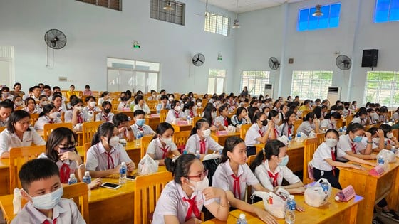 ホックモン地区の16の学校に性教育の本800冊を寄贈しました。写真1