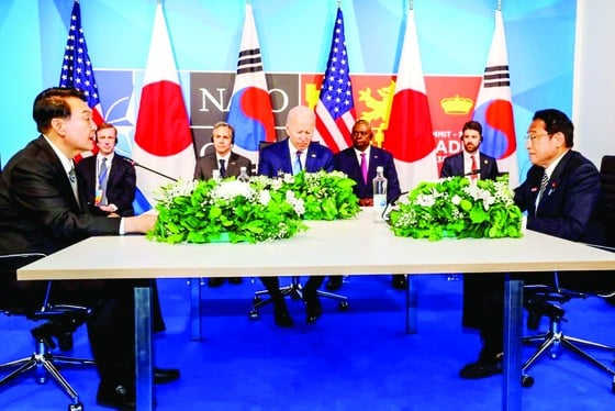 2022년 마드리드 NATO 정상회의 기간 중 회동하는 윤석열 대통령, 조 바이든 미국 대통령, 기시다 후미오 일본 총리