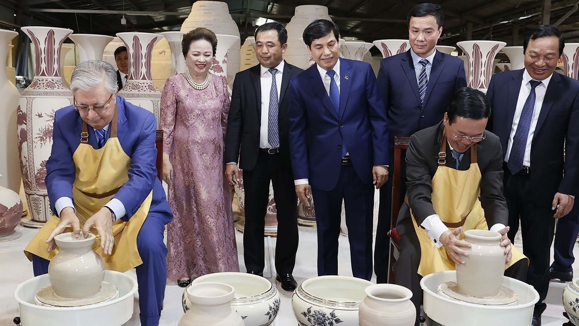 El presidente Vo Van Thuong y el presidente de Kazajstán visitan la aldea de cerámica de Chu Dau