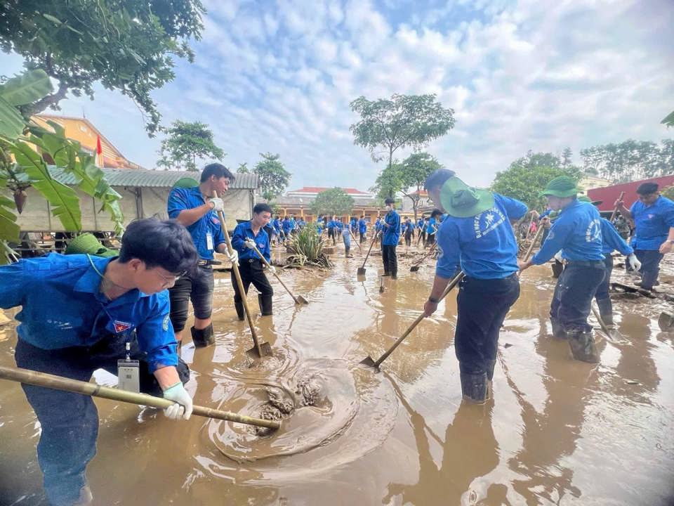 国立経済大学の学生たちがフート省ハホア地区の洪水被害の克服活動に参加 - 写真: ハノイ学生協会