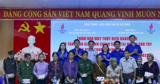 La Unión de Jóvenes de BSR y PV Power rinden homenaje a personas meritorias del distrito de Son Tay, Quang Ngai