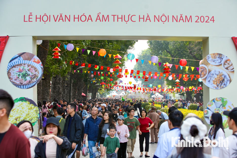 Das Festival zog Tausende von Menschen zum Besuchen, Erleben und Einkaufen an.