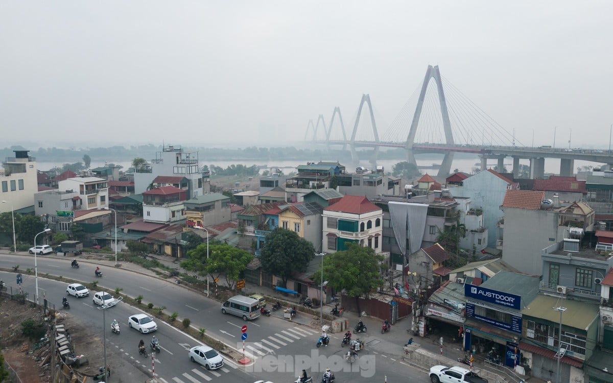 Der Himmel in Hanoi ist aufgrund der Umweltverschmutzung dunstig, an manchen Orten ist die Luft schlecht, Foto 14