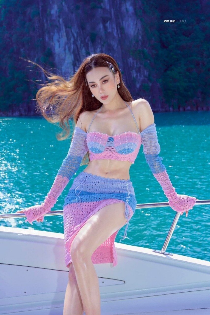 Phương Oanh diện bikini bốc lửa trên du thuyền sau kết hôn với Shark Bình 4